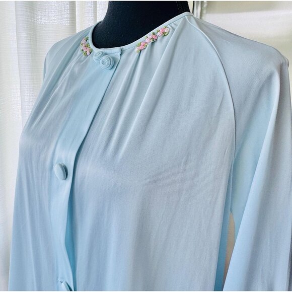 Vintage 1960s peignoir, pastel blue robe, front buttons, raglan sleeves - Picture 9 of 9